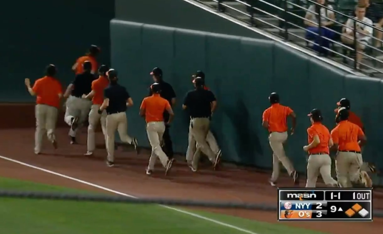 Equipo de mantenimiento es expulsado por umpire [VIDEO]