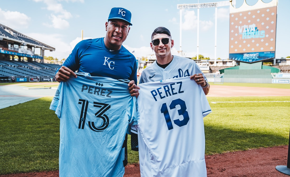 Salvador Pérez y el futbolista Alan Pulido conviven en Kansas City