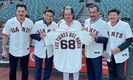 Tigres del Norte presumió su obsequió, una camisola con el nombre de la agrupación. (Foto: Giants)