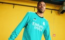 Vinicius portando la nueva playera del Madrid. Foto: Twitter Real Madrid
