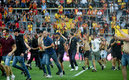 Los aficionados ingresaron al campo | AFP