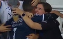 El Mellizo abrazó a una aficionada de Rayados. (Foto: Twitter)