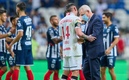 Al final del partido, Aguirre fue con Sambueza. (Foto: Mexsport)