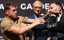 Canelo Álvarez golpeó a Caleb Plant en la conferencia previa a su pelea. (AFP)