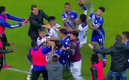 Los jugadores se enfrascaron en una pelea tras el final | Captura