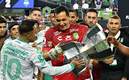 Rodolfo Cota con el trofeo de la Leagues Cup. (FOTO: Imago7)