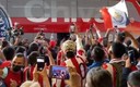 Decenas de aficionados se dieron cita en el AICM para recibir a Chivas (Twitter @Chivas)