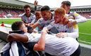Los jugadores del Fulham festejaron con Rhys Porter. (FOTO: Fulham)