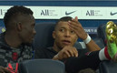 Mbappé quejandose con Gueye en el banco. (FOTO: RMC Sport)