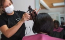 Peluqueros tienen temor de una reacción del cliente. (Foto: Telediario)