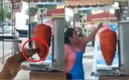El perro lamió y mordió un trompo de comida. (Foto: redes)