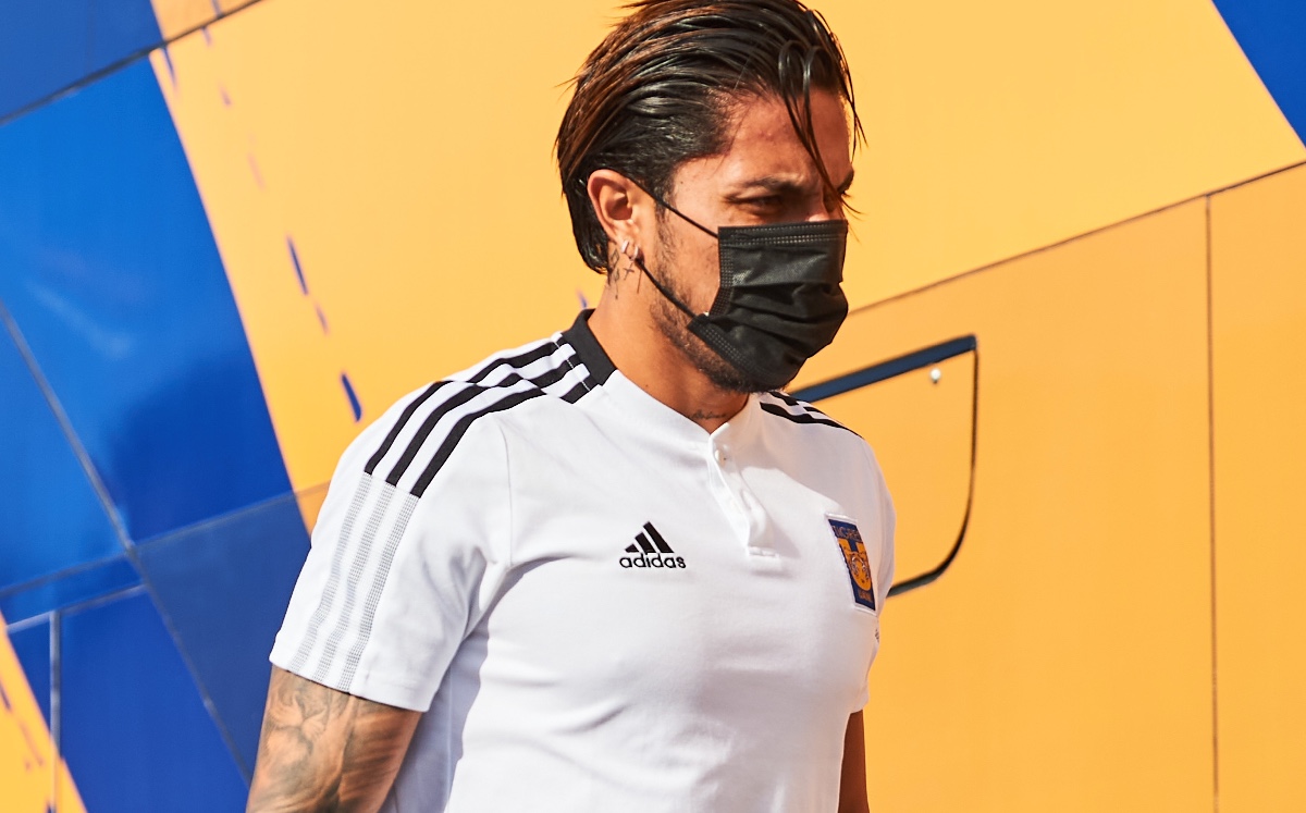 Carlos Salcedo a la banca en Tigres, tras estar en hospital - Vimarsana News