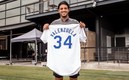 Vela presume su jersey de los Dodgers. Foto: Twitter Dodgers