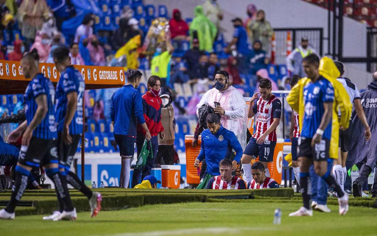 A los 35' se detuvo el Gallos Blancos vs Chivas  por tormenta eléctrica (Mexsport)