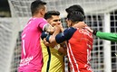 Ponce y Henry protagonizaron un conato de bronca en el Clásico. FOTO: Imago7.