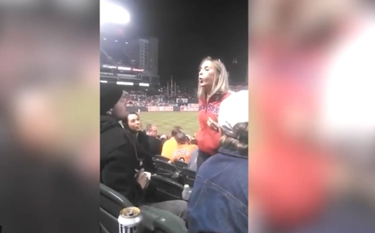 El momento exacto donde la mujer escupe a otro aficionado.