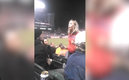 El momento exacto donde la mujer escupe a otro aficionado.