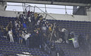Aficionados de Pumas derribaron una valla. (Foto: Imago7)
