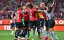 El momento en que Chicote lanza el manotazo.  Foto: Imago7