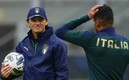 Roberto Mancini espera seguir sumando triunfos con los italianos. FOTO: AFP.