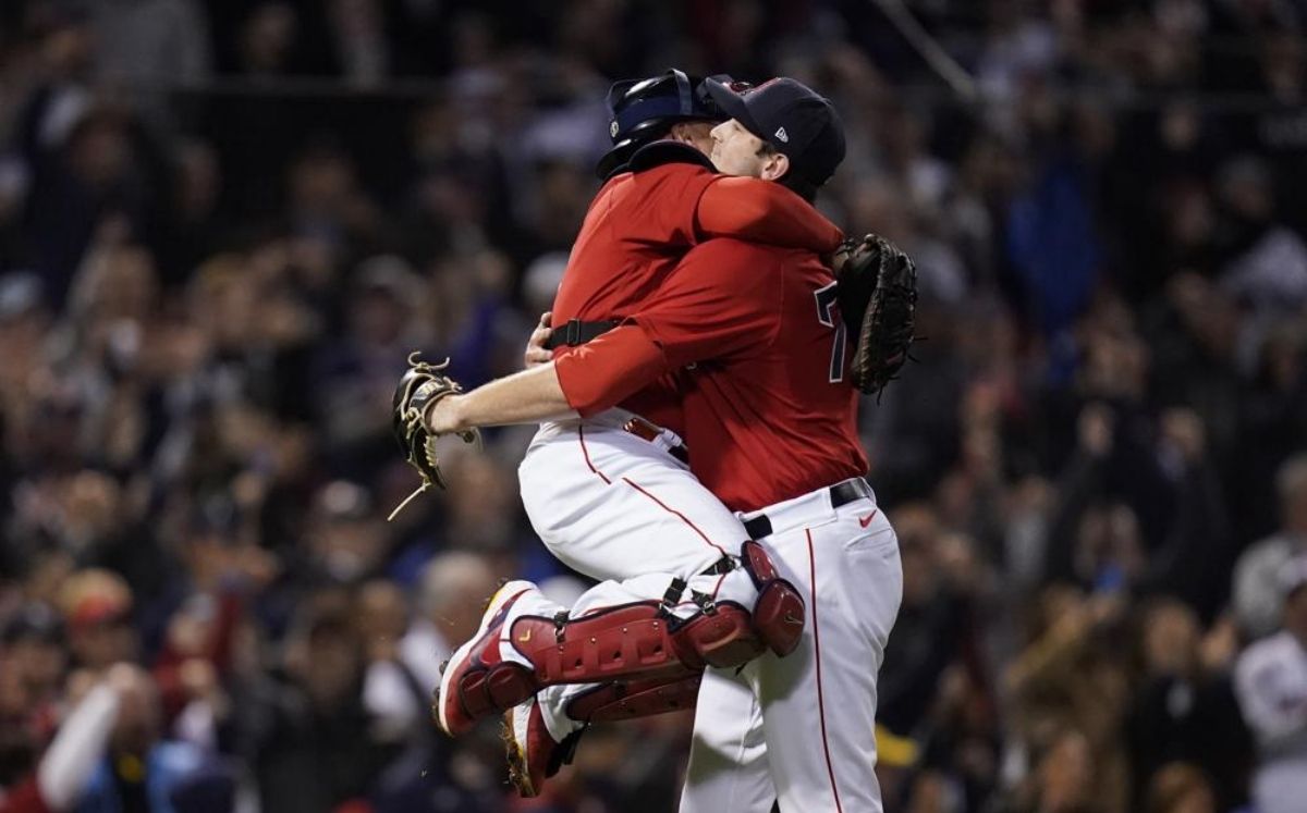 El C Christian Vázquez festeja con el P Garret Whitlock. (AP)