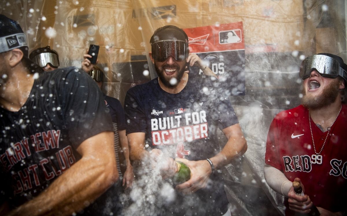 El festejo continuó en los vestidores. (Red Sox)