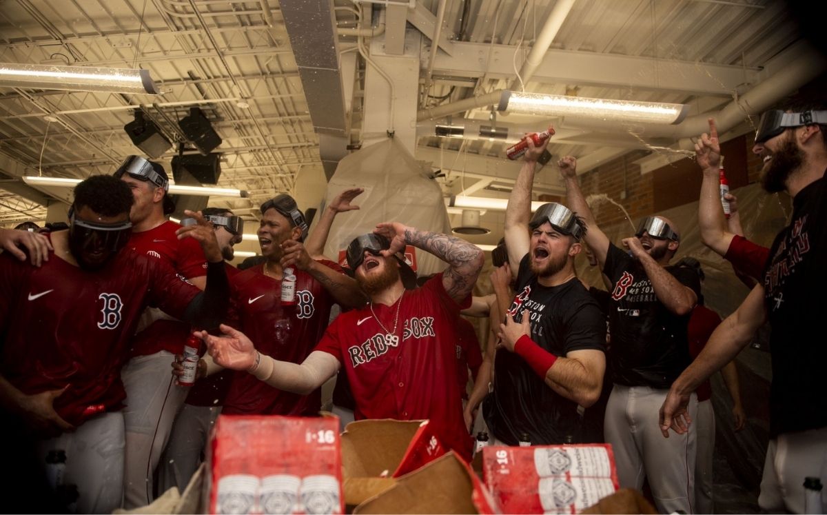 El festejo continuó en los vestidores. (Red Sox)