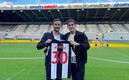 Santi Muñoz siendo presentado en el Newcastle. (FOTO: Santi Muñoz)