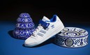 Así lucen los tenis en homenaje a la talavera poblana.