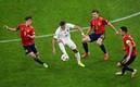 Defensas de España rodean a Mbappé en la Final de la Nations League. Foto: Reuters