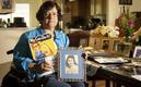 Dorene Giacopini sostiene una foto de su madre, Primetta Giacopini. (FOTO: AP)