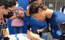 Enrico Martínez, repartiendo firmas a los fanáticos salvadoreños.