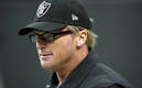 Jon Gruden tenía contrato de 10 años y 100 millones de dólares. (AFP)