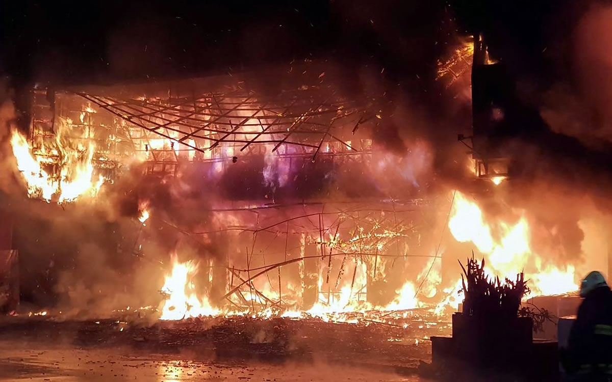 El incendio en Taiwán requirió de más de 70 camiones de bomberos para controlarlo. (AFP)