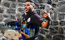 Jonathan dos Santos entregó su camiseta a un fan salvadoreño. (Imago7 | TUDN)