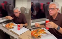 La Roma goleó 0-4 al Salernitana y celebró con una pizza. (IG @josemourinho)