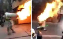 El bombero corrió hacia la calle | Captura