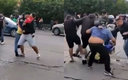 El fanático del San Luis derribó al seguidor del América. (Twitter)
