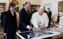 Jean Castex cuando le da al Papa la playera de Messi. Foto: AFP