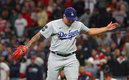 Urías permitió dos carreras en el Juego 2 ante Braves | AFP