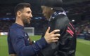 Los ex 10 del Barcelona se reencontraron en la cancha del Parque de los Príncipes. (Foto; Especial)