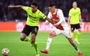 Edson Álvarez frente al Dortmund en la Champions. Foto: Reuters