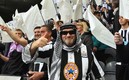 Los fanáticos del Newcastle fueron vestidos de árabes el pasado fin de semana. FOTO: AFP.