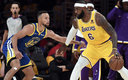 Steph Curry y LeBron James se enfrentaron en el día inaugural de la NBA. (AFP)