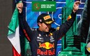 Checo Pérez subió al podio con Red Bull este fin de semana en el GP de Estados Unidos. FOTO: Reuters.