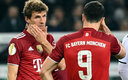 Müller y Lewandowski, incrédulos por la goleada histórica al Bayern. (AFP)