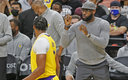 LeBron James aconsejando a Anthony Davis. (AFP)