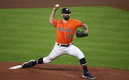 Los pitchers calientan en el 'bullpen' antes de entrar al diamante | Reuters