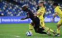 El público se perdió varios minutos del encuentro de la Serie A entre Napoli y Bolonia. (Foto: AFP)