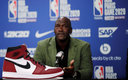 Michael Jordan y el modelo Air Jordan 1 llamado 'Chicago'. (Reuters)